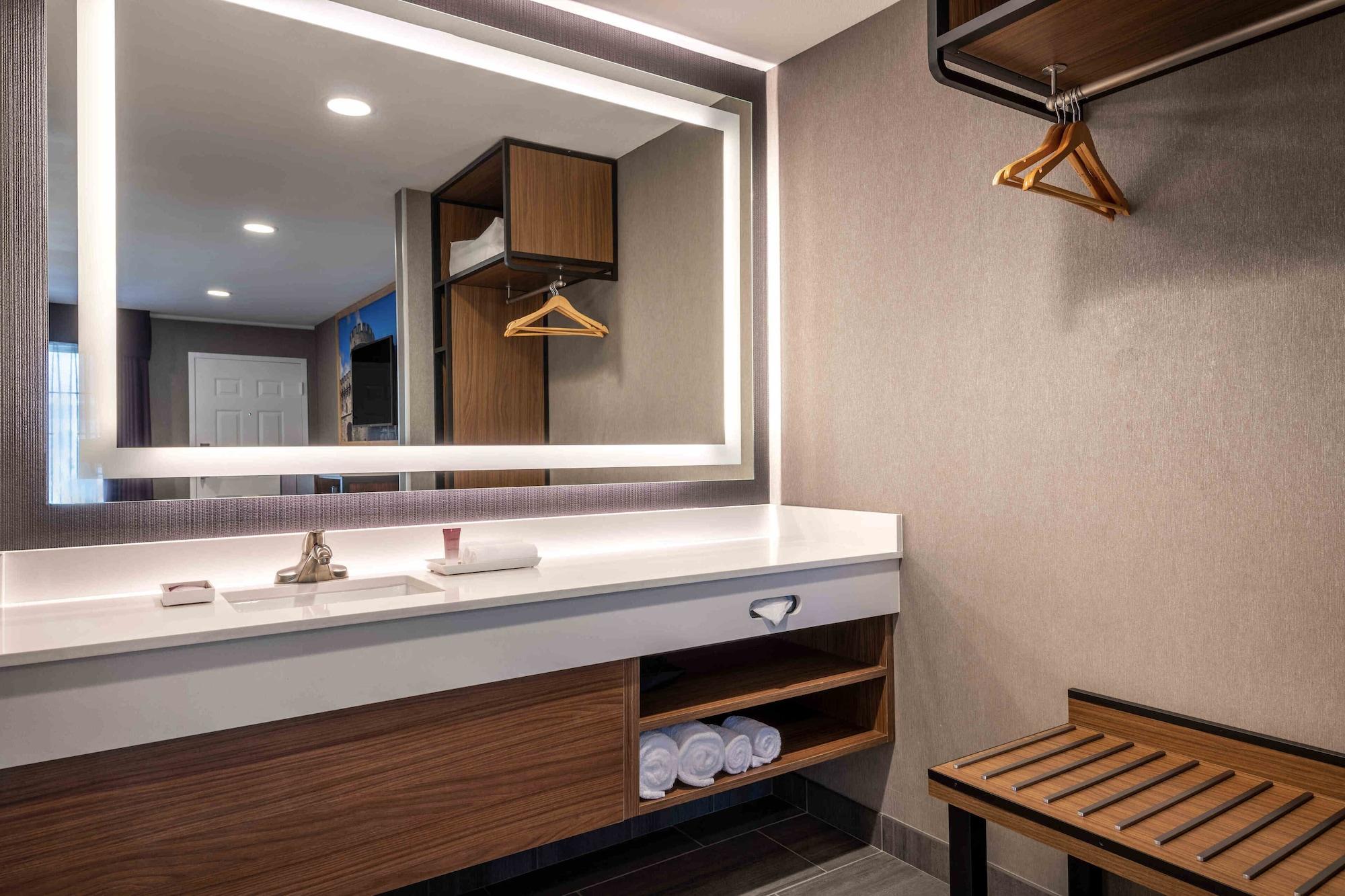 Anaheim Camelot Inn & Suites Buitenkant foto
