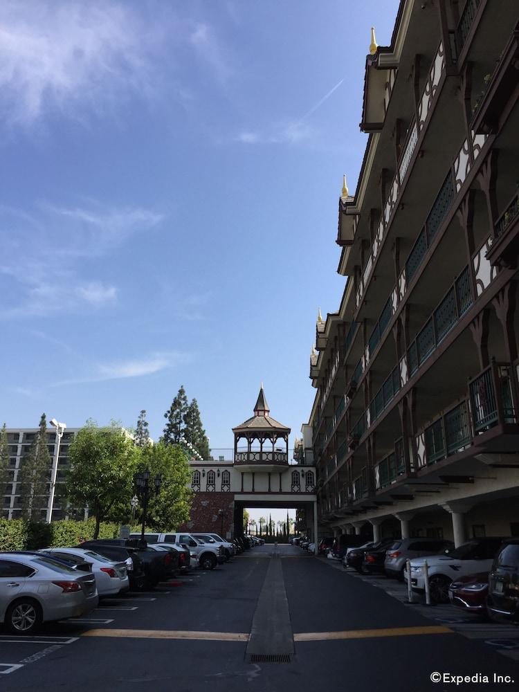 Anaheim Camelot Inn & Suites Buitenkant foto