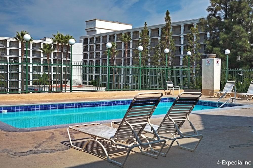Anaheim Camelot Inn & Suites Buitenkant foto