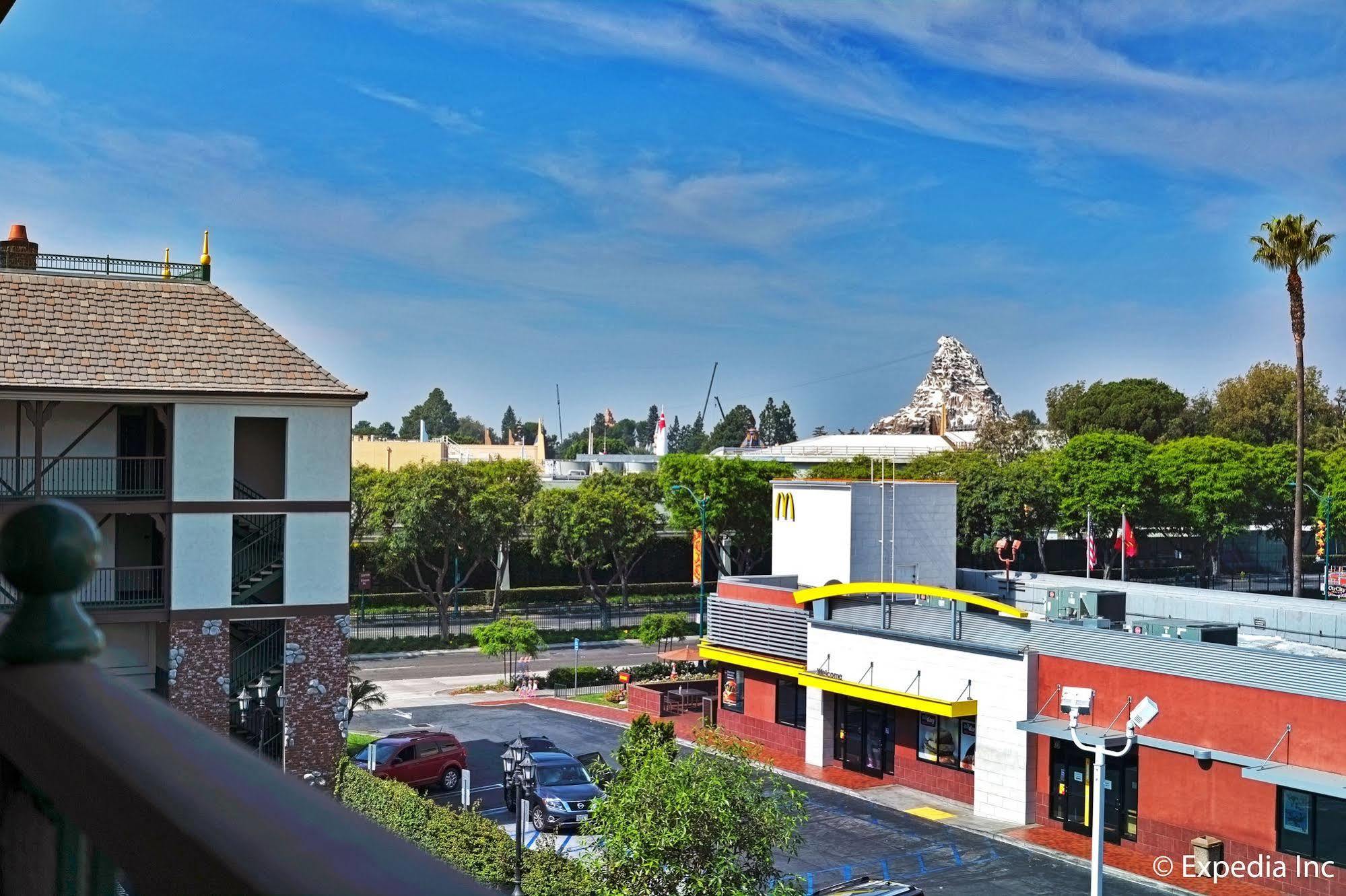 Anaheim Camelot Inn & Suites Buitenkant foto