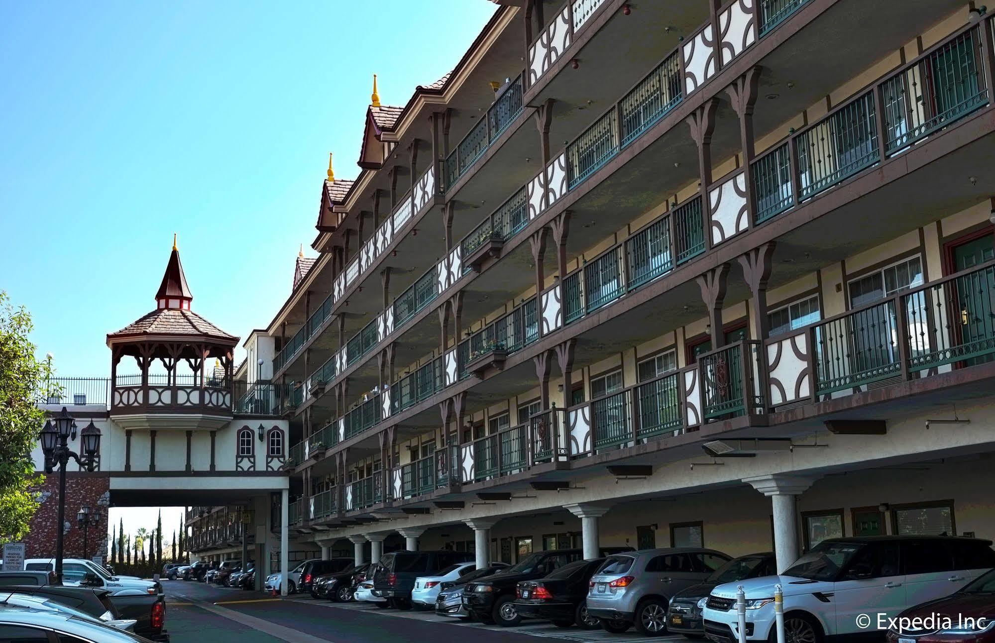 Anaheim Camelot Inn & Suites Buitenkant foto