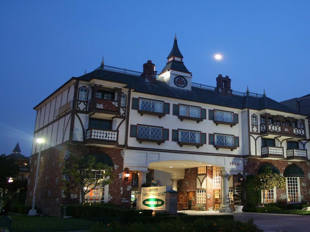 Anaheim Camelot Inn & Suites Buitenkant foto