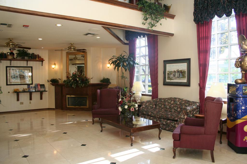 Anaheim Camelot Inn & Suites Buitenkant foto