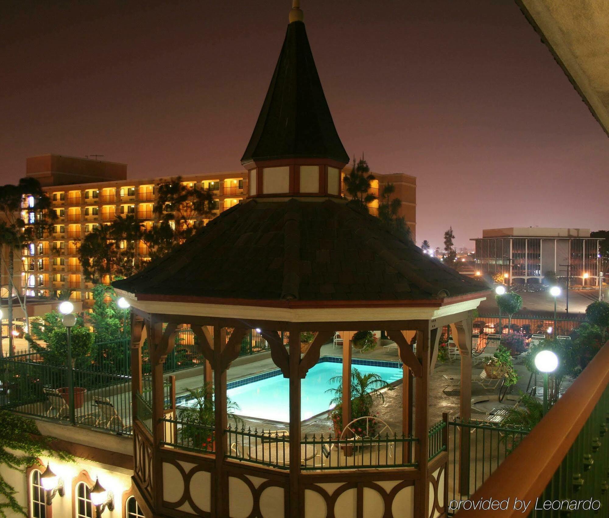 Anaheim Camelot Inn & Suites Buitenkant foto