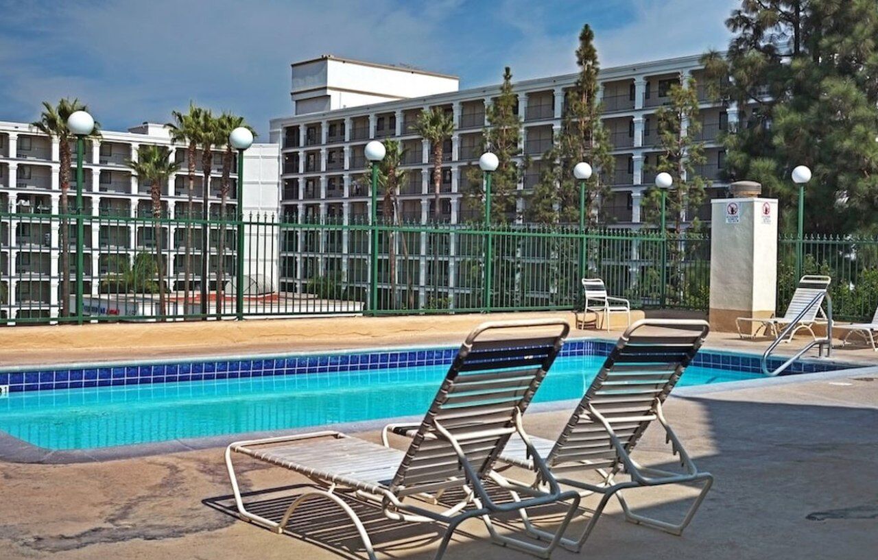 Anaheim Camelot Inn & Suites Buitenkant foto